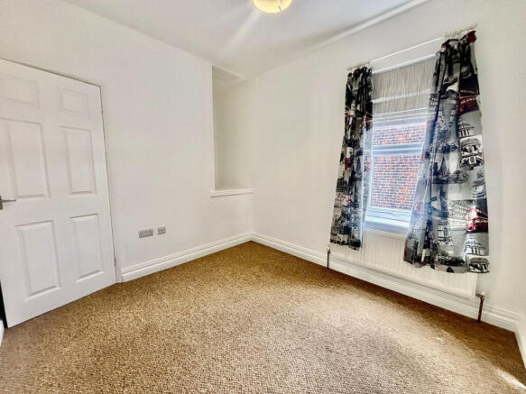 2 bed Terraced to rent Image 6