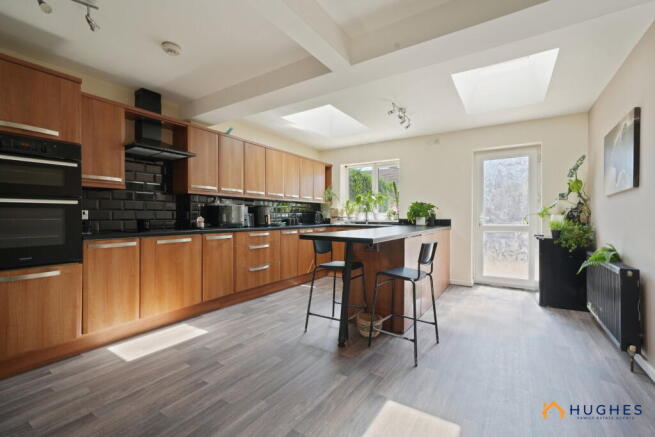 5 bed Semi-Detached for sale Image 7