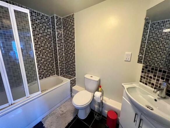 4 North  bathroom.jpg