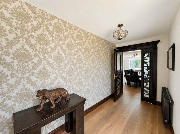 5 bed Detached for sale Image 9