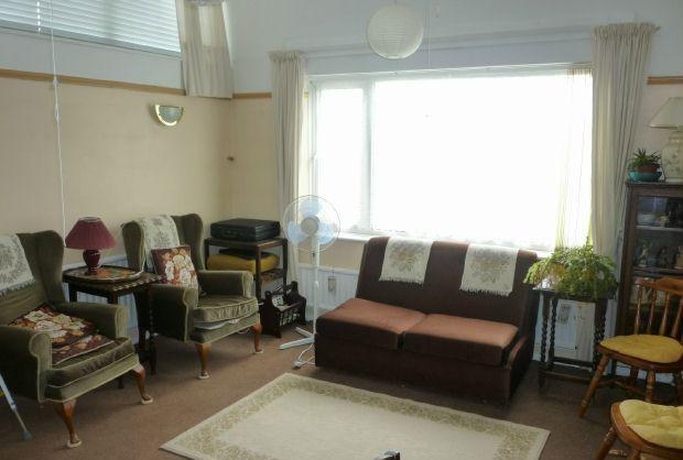 LOUNGE/DINING ROOM