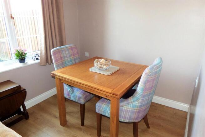 L-Shaped lounge dine
