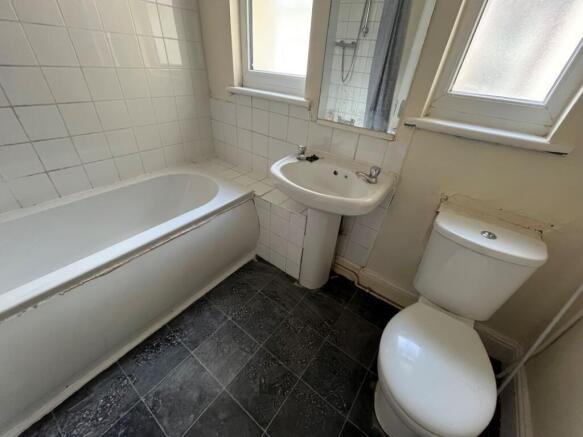 Flat 2, 37 Greenfield Road, Colwyn Bay, Conwy, LL29 8EW photo 5