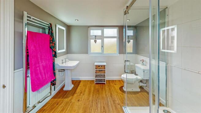 Station-House-turn-your-phone-on-its-side-Bathroom