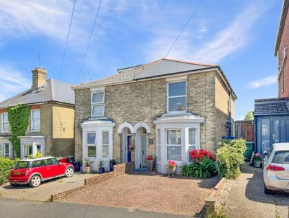 Mill Hill Road, Cowes, PO31