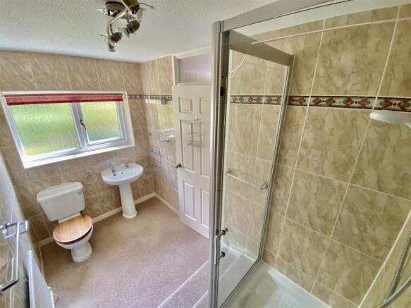 EN-SUITE SHOWER ROOM