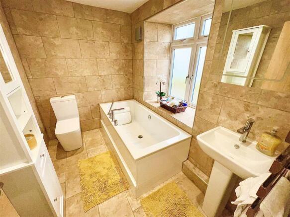 GROUND FLOOR BATHROOM