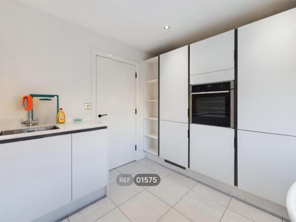 2 bed Apartment to rent Image 4