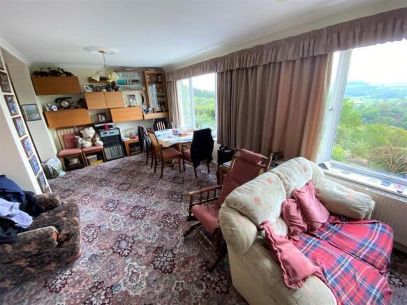 LOUNGE/DINING ROOM