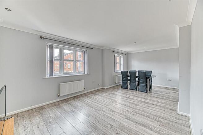 Lounge/Dining Area