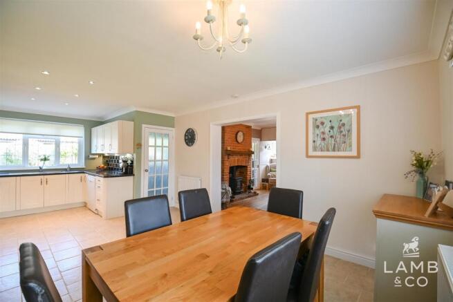KITCHEN/DINER: (ALTERNATIVE VIEW)