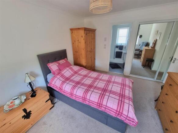 Bed 1.jpg
