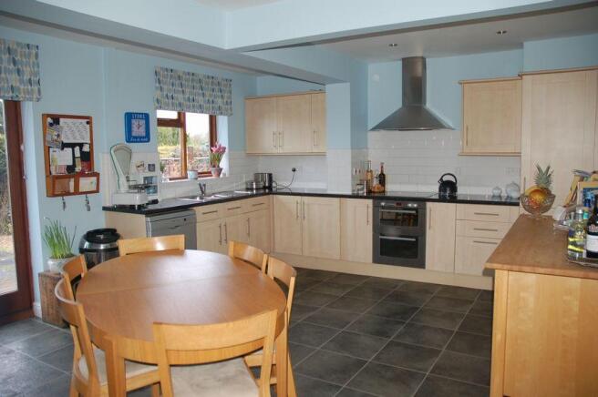 KITCHEN/DINING ROOM
