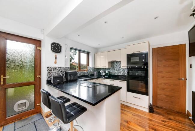 OPEN-PLAN DINING KITCHEN AND FAMILY ROOM