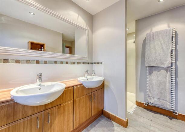 6 Engleton Lane-bed1 ensuite3.jpg