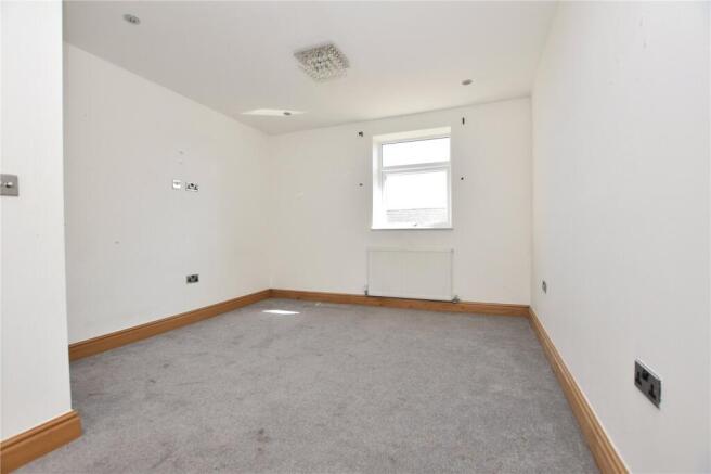 6 bed Detached for sale Image 11