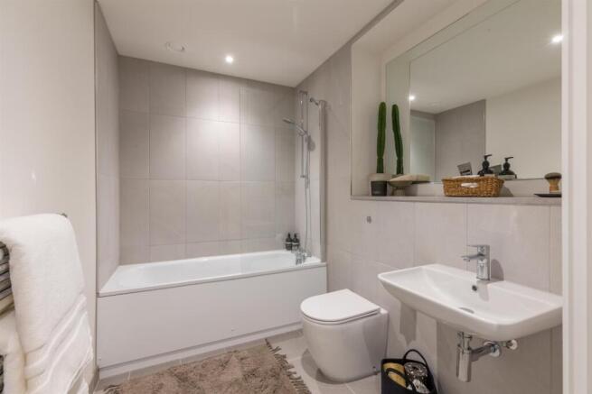 2 bed Apartment to rent Image 5