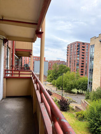 3 bed Flat to rent Image 6