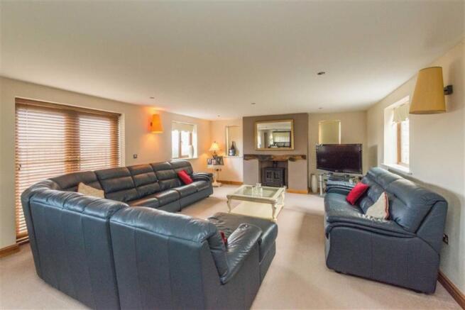 OPEN PLAN LOUNGE/DINING/KITCHEN