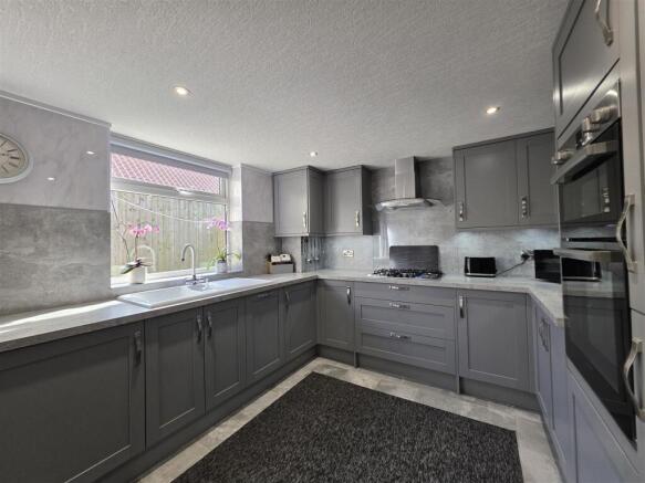 6 bed Semi-Detached for sale Image 5