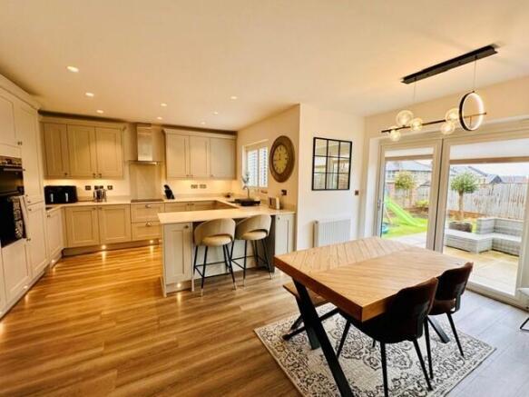 4 bed House to rent Image 4