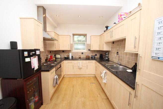 2 bed Flat to rent Image 5