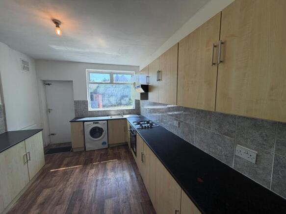 4 bed House to rent Image 5