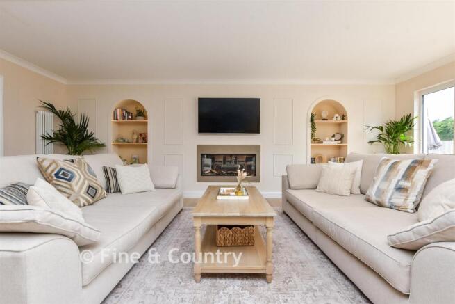 Lounge/Dining Area