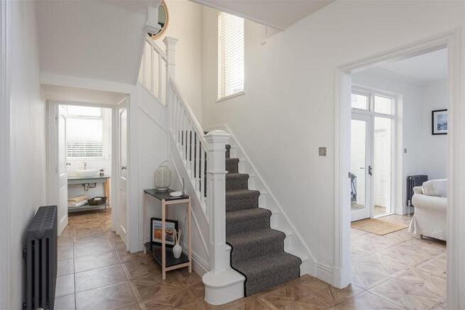 5 bed Detached for sale Image 9