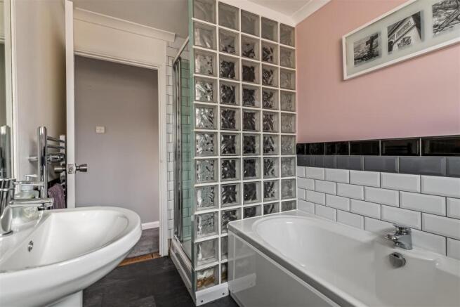 Bathroom (2).jpg