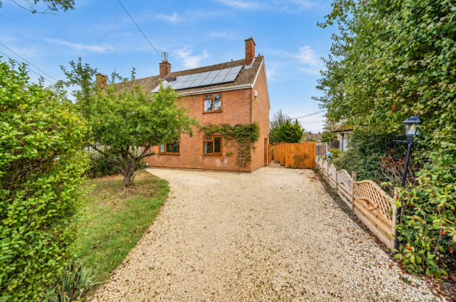 3-bed semi-detached on Cowleaze Crescent, Wroughton, Swindon, SN4, £340,000