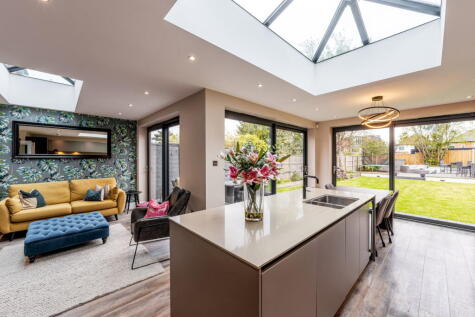 Warwick Road, Solihull, B92 7AB