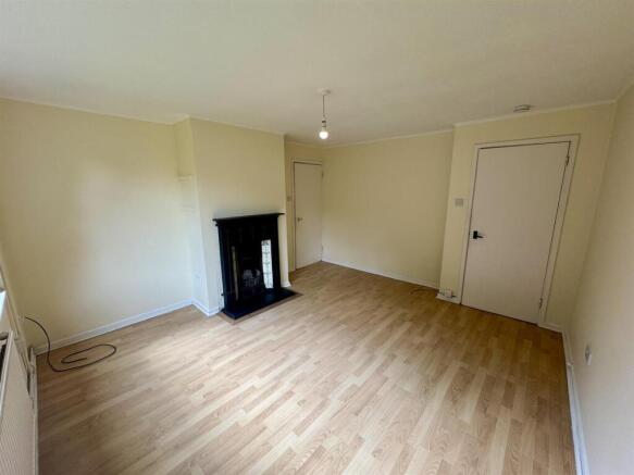 Living Room (2/2)
