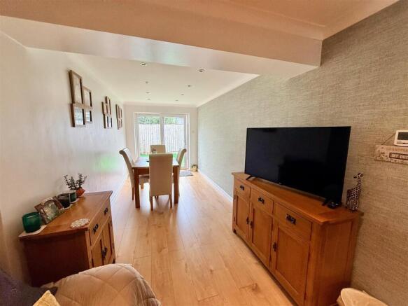 SNUG/DINING ROOM