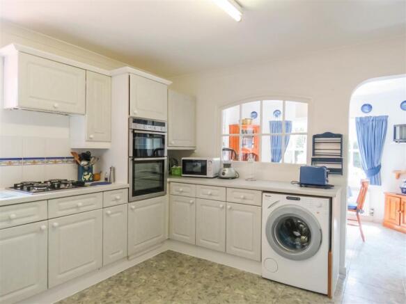 Kitchen 2.JPG