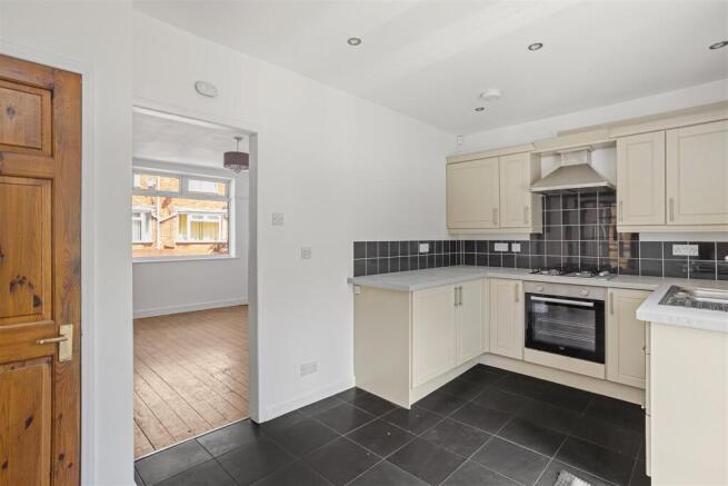 4 bed Semi-Detached to rent Image 4
