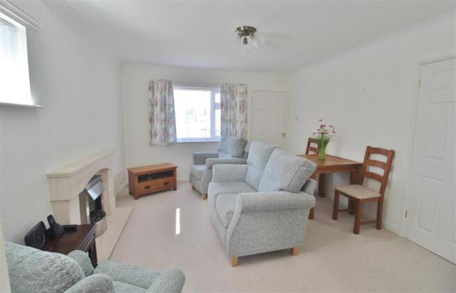 SITTING/DINING ROOM