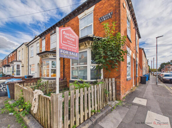 Three bedroom end terrace house - For sale by auc