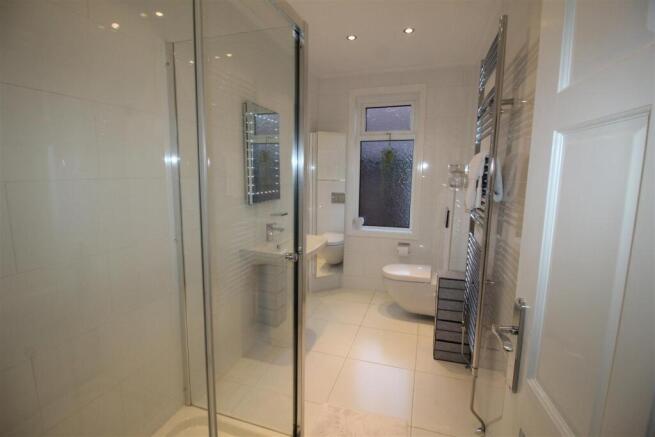 St Annes Road East, 200, en suite to bed 2.JPG