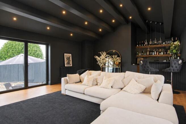 CINEMA / FAMILY ROOM