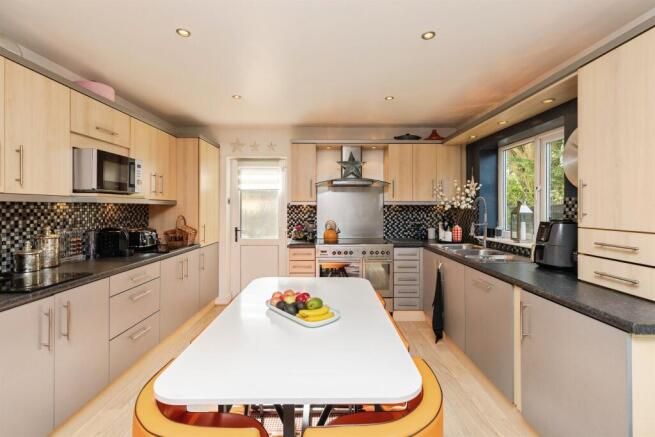 4 bed Detached for sale Image 5