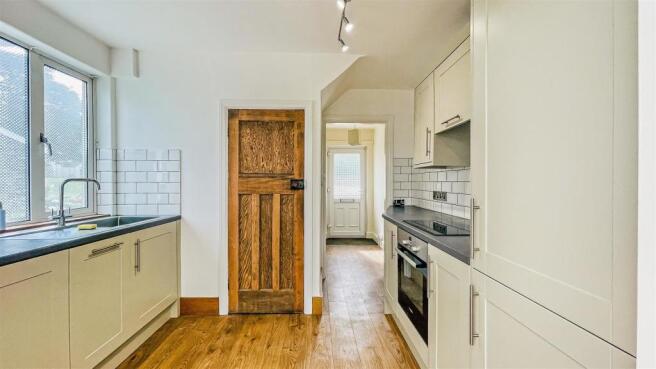 The kitchen has a built in dishawasher and oven