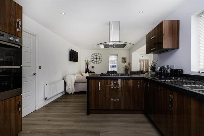 4 bed Detached for sale Image 8