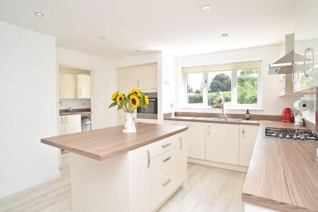 4 bed Detached to rent Image 7