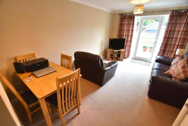 Lounge/Dining Area