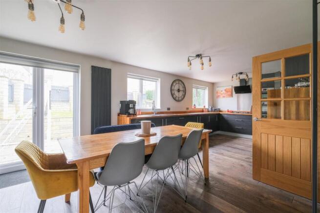 4 bed Detached for sale Image 5