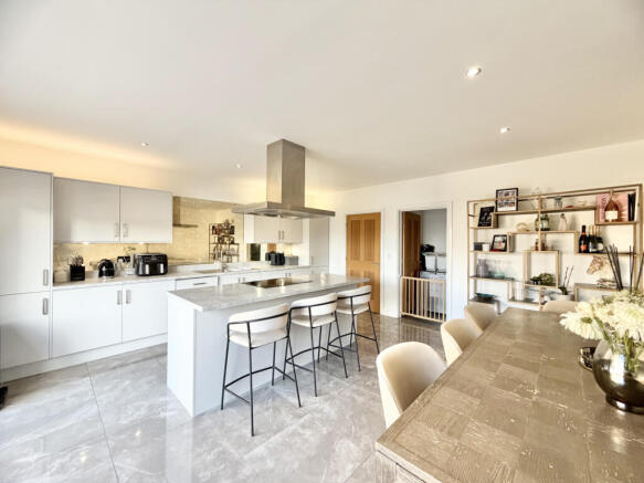 4 bed Detached for sale Image 4