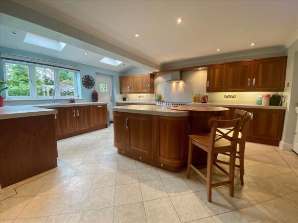 BREAKFASTING KITCHEN