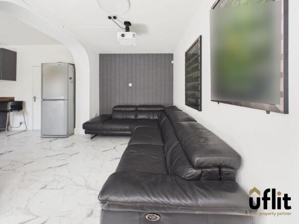 6 bed Semi-Detached for sale Image 5