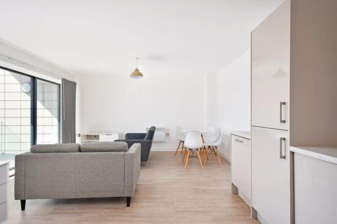 2 bed Apartment to rent Image 5